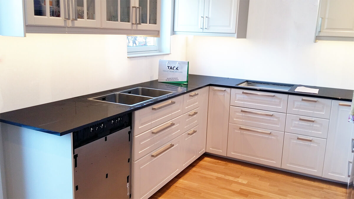 Nero Assoluto granitbordplade installeret i køkken