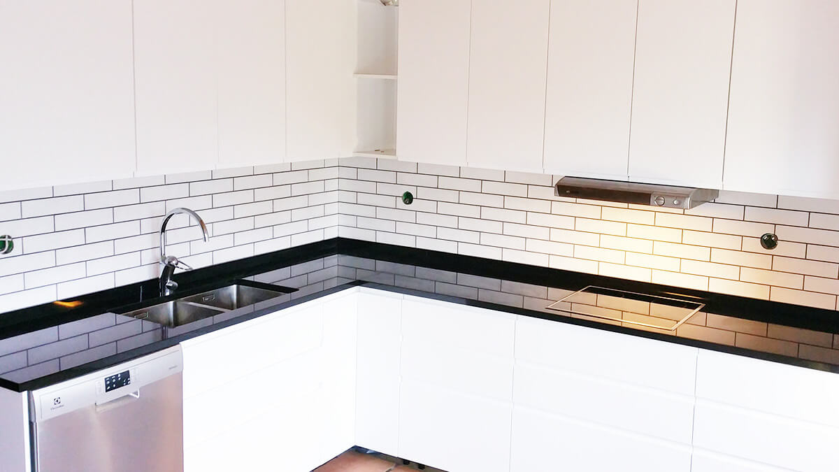 Nero Assoluto-detalje med kaklet væg og integrerede udtag