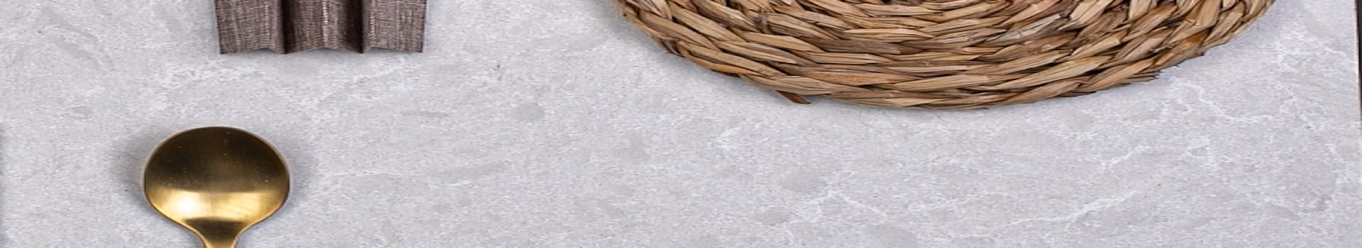 Nærbillede af Technistone Noble Quartzite bordplade i varmt aftenslys