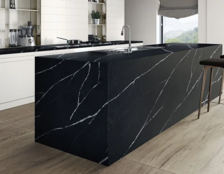 Nærbillede af kvarts- og granitbordplader i nordisk køkken