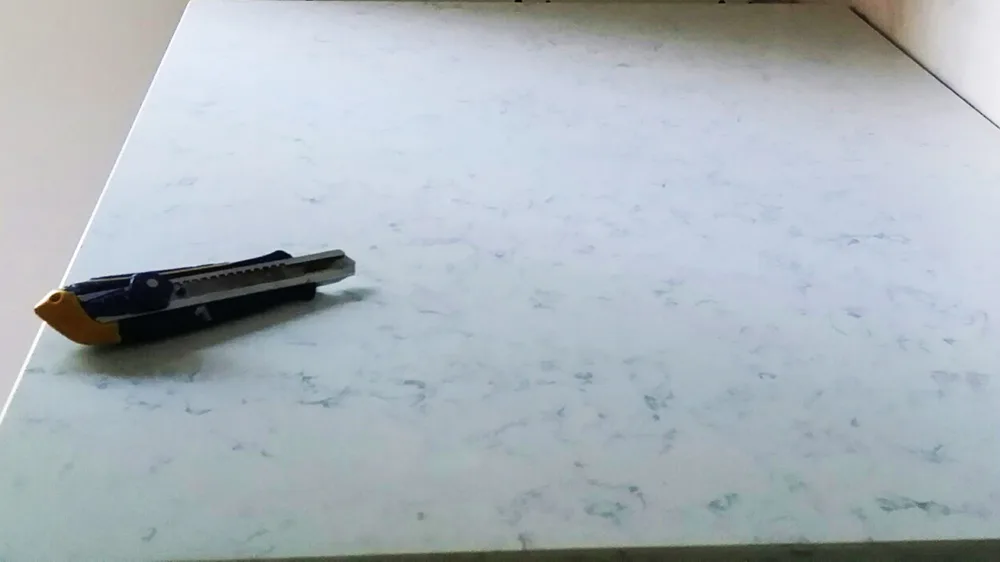 Komposit-bordplade i køkken – eksempel på overflade der kræver mild rengøring