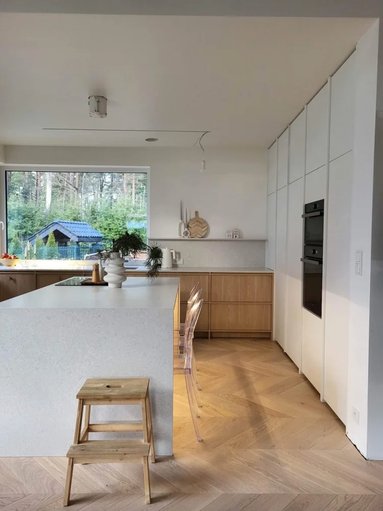 Nærbillede af Technistone Noble Quartzite bordplade i varmt aftenslys