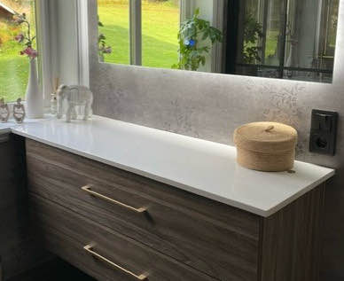 Nærbillede af lys Technistone-bordplade med blød åring